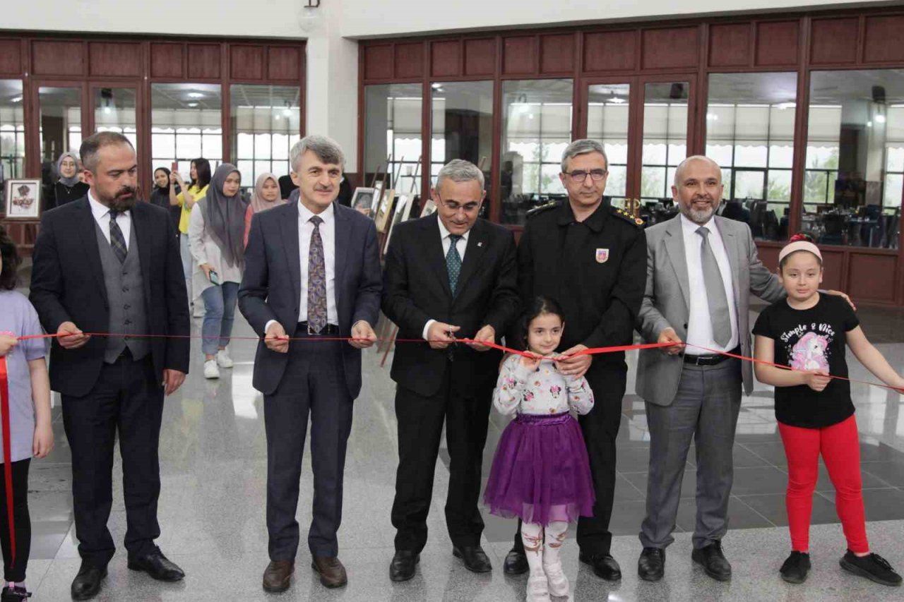 Depremzedeler eserlerini sergiledi