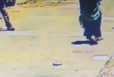 Kadının düşürdüğü cüzdanı başka biri aldı, o anlar kameraya yansıdı