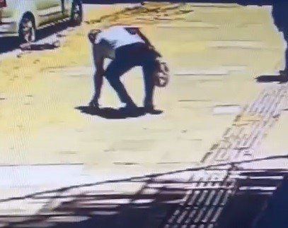 Kadının düşürdüğü cüzdanı başka biri aldı, o anlar kameraya yansıdı