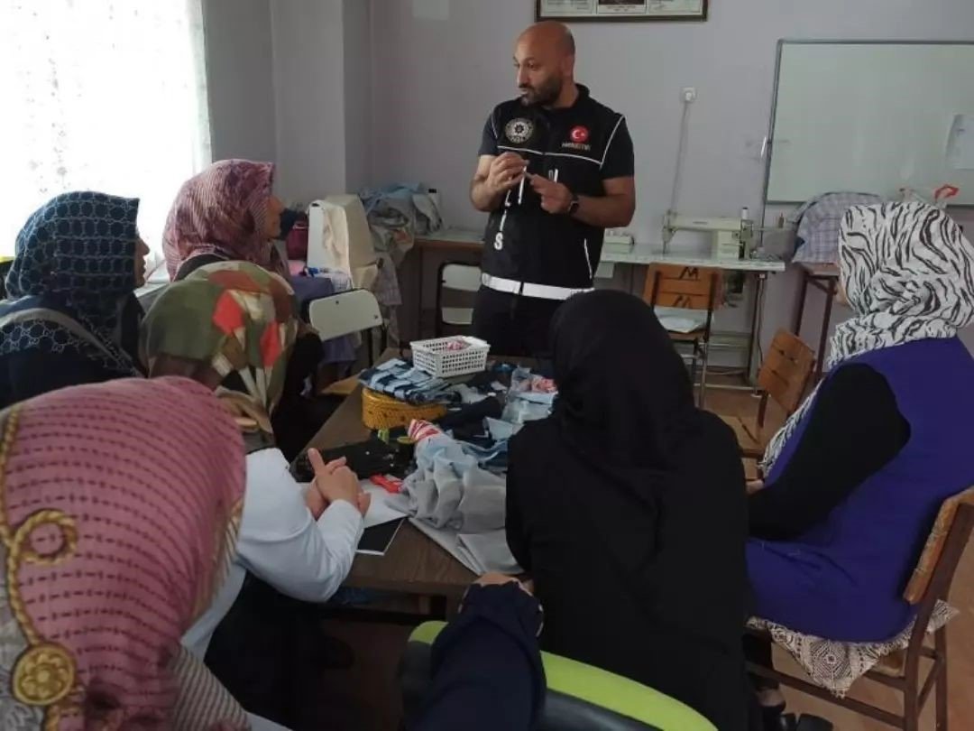 Narkotik polislerinden annelere uyuşturucuyla mücadele eğitimi