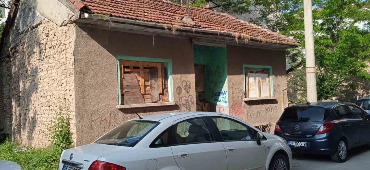 Virane evler vatandaşları tedirgin ediyor