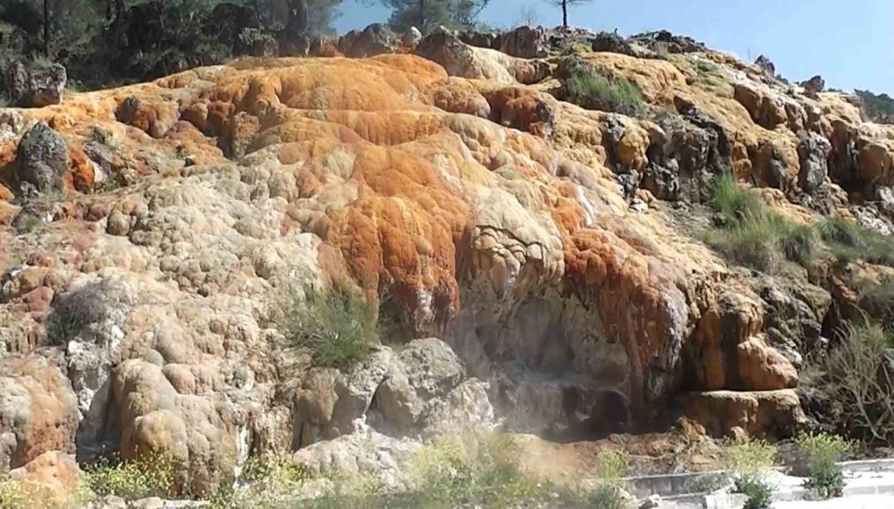 Gediz Belediyesi Termal Tatil Köyü, bozulmayan doğallığı ile kendisine hayran bırakıyor