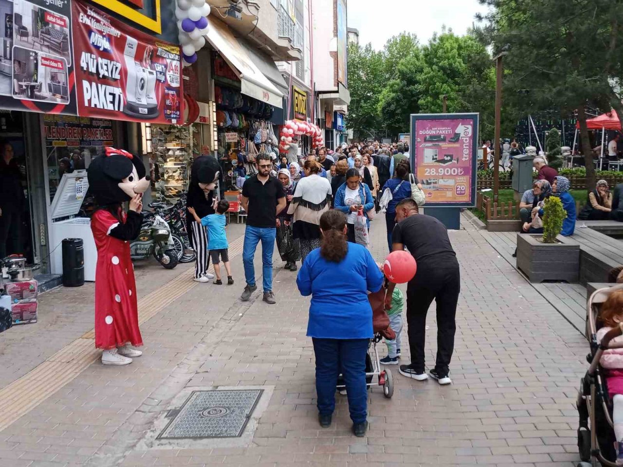 Yağışsız havayı fırsat bilen vatandaşlar sokaklara akın etti