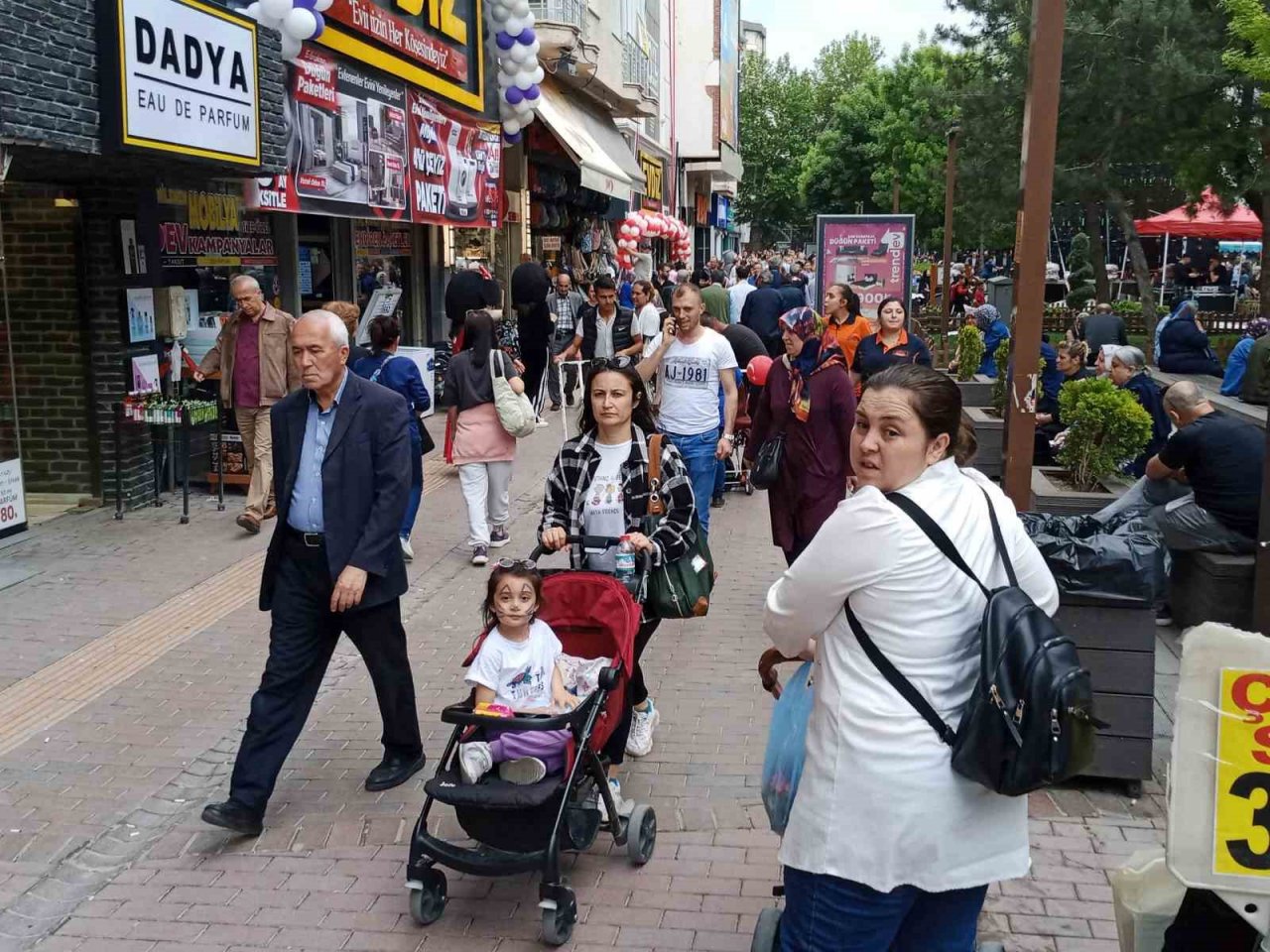 Yağışsız havayı fırsat bilen vatandaşlar sokaklara akın etti