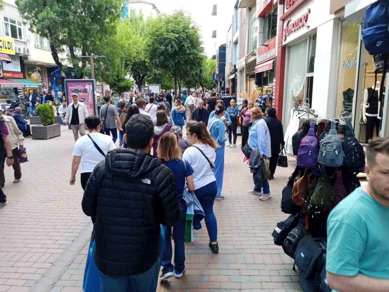 Yağışsız havayı fırsat bilen vatandaşlar sokaklara akın etti