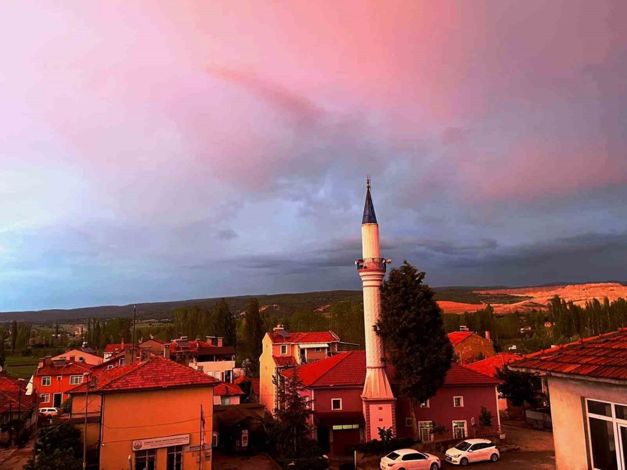 Hisarcık’ta gökyüzü kızıla boyandı