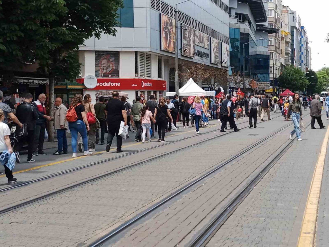 Yağışsız havayı fırsat bilen vatandaşlar sokaklara akın etti