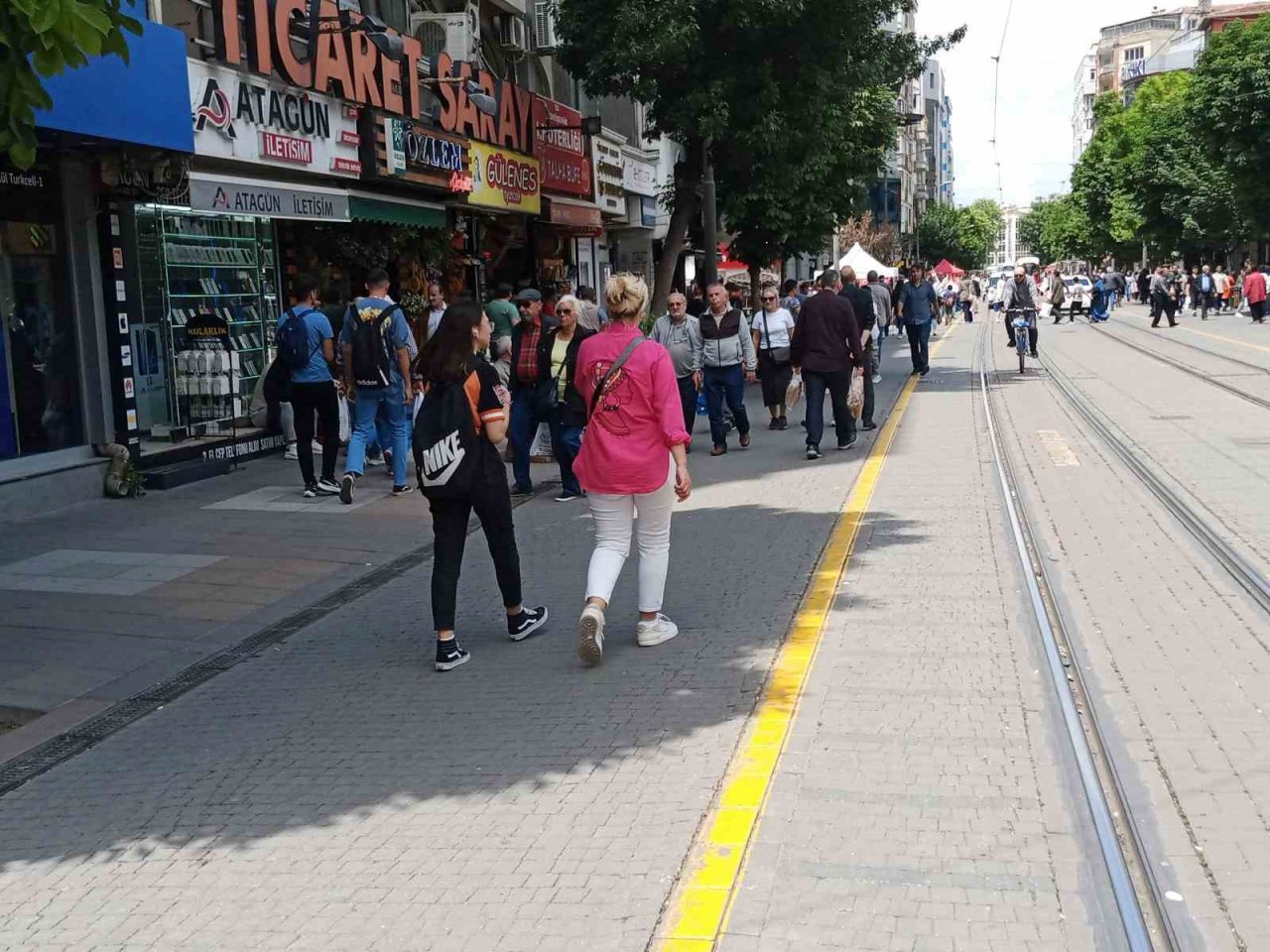 Yağışsız havayı fırsat bilen vatandaşlar sokaklara akın etti