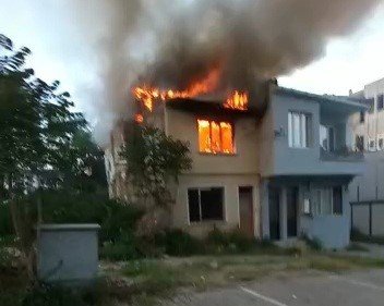 Şehir merkezinde metruk bina alev alev yandı