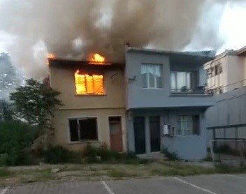 Şehir merkezinde metruk bina alev alev yandı