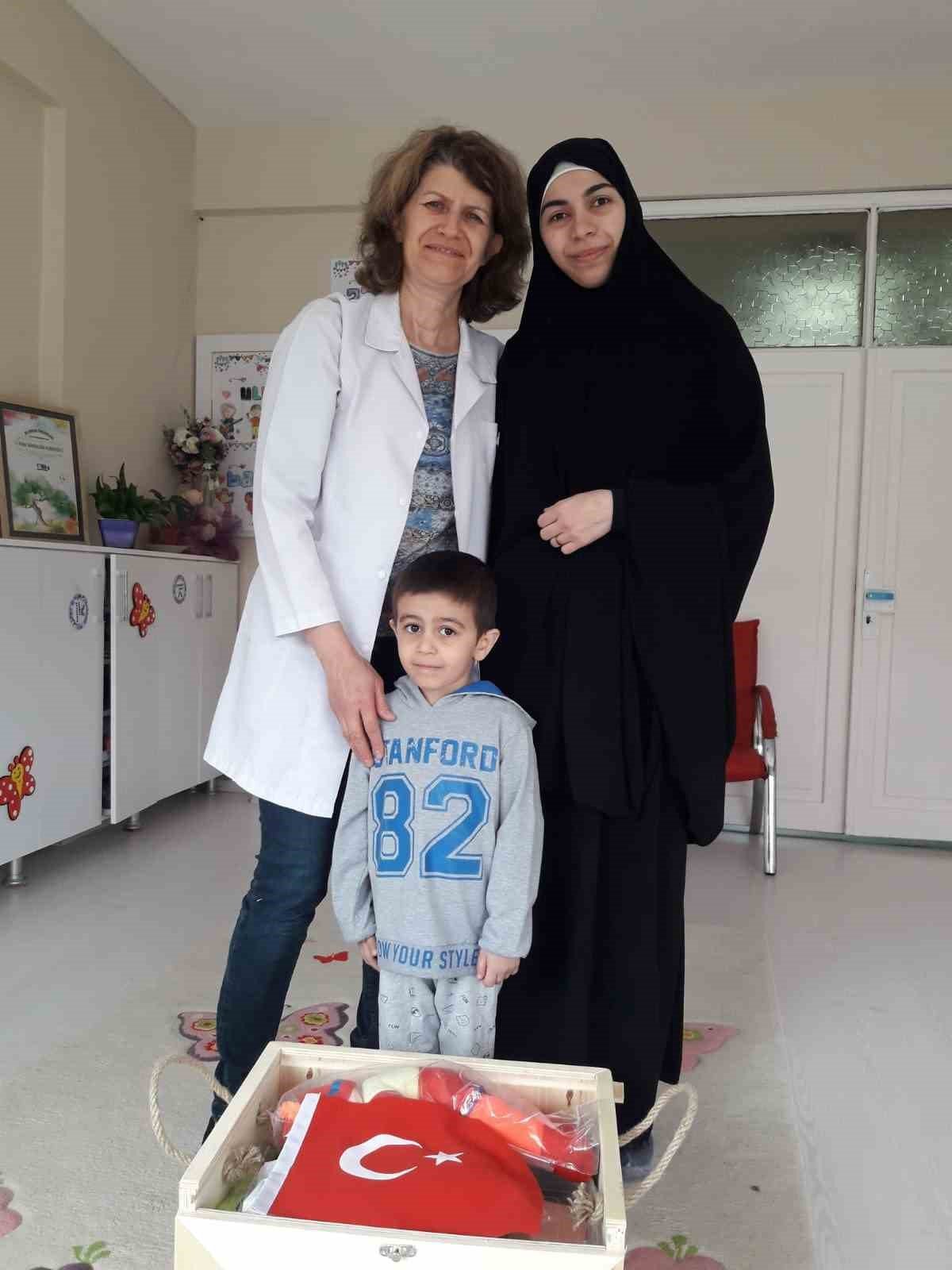 Depremzede öğrencilere oyun sandıkları dağıtıldı