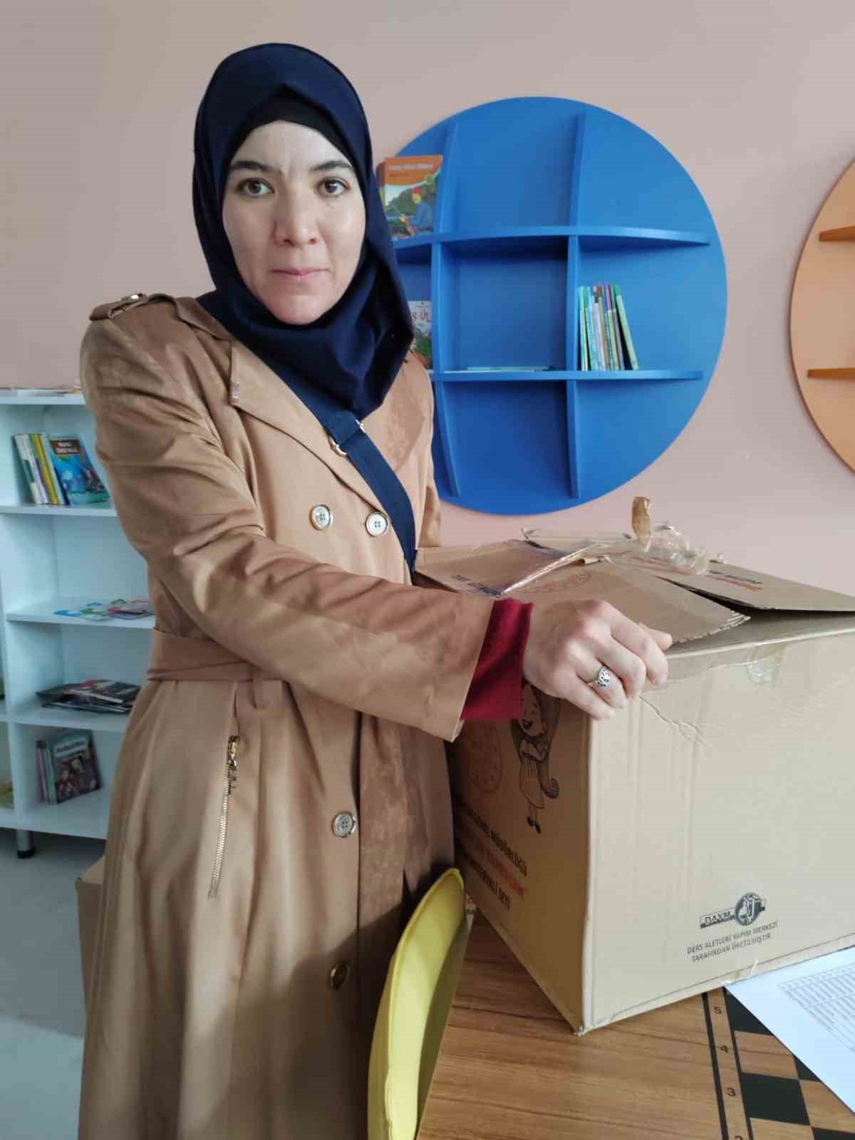 Depremzede öğrencilere oyun sandıkları dağıtıldı