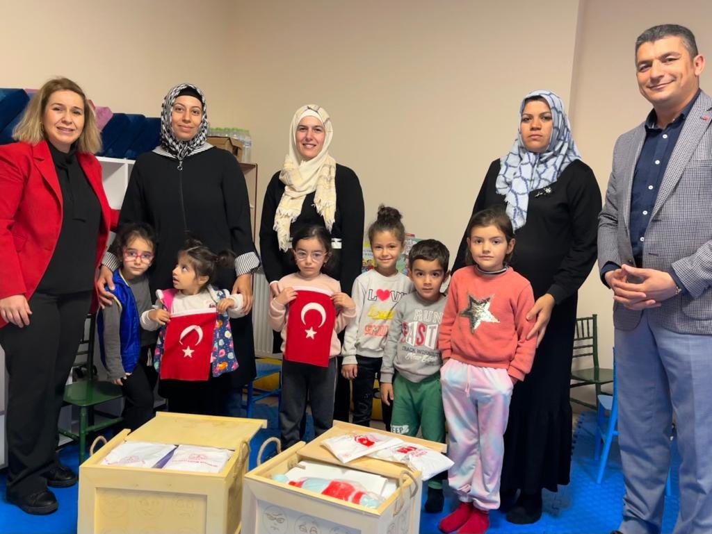 Depremzede öğrencilere oyun sandıkları dağıtıldı