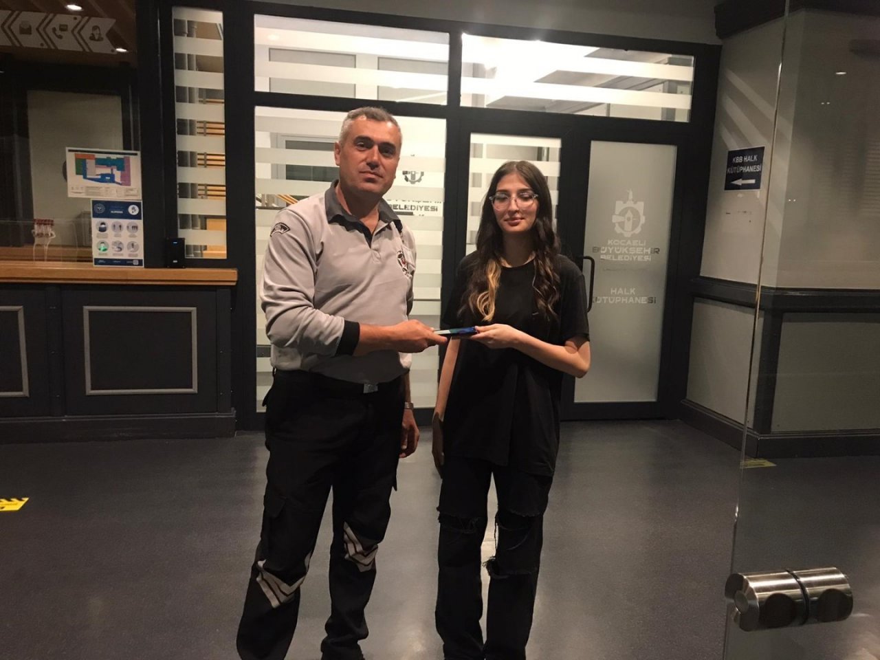 Büyükşehir ekipleri düşürülen cüzdan ve telefonu sahiplerine ulaştırdı