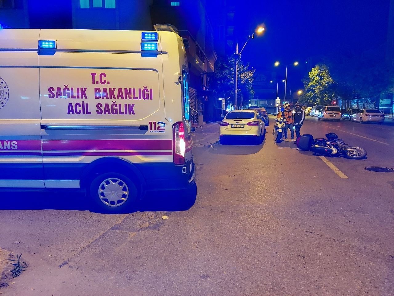 Otomobil sürücüsü kuryeye çarpıp kaçtı