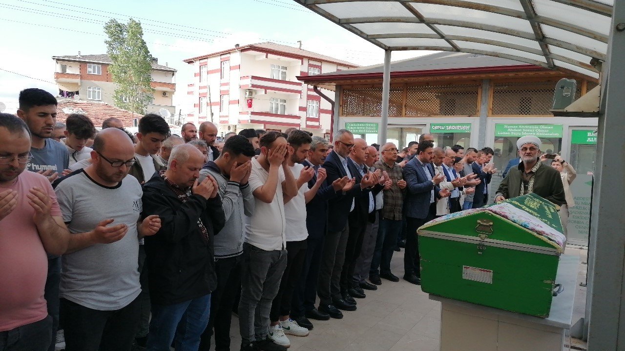 Evlatların en acı günü: Öldürülen annelerine son görev