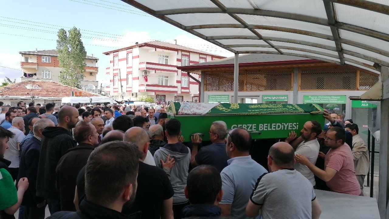 Evlatların en acı günü: Öldürülen annelerine son görev