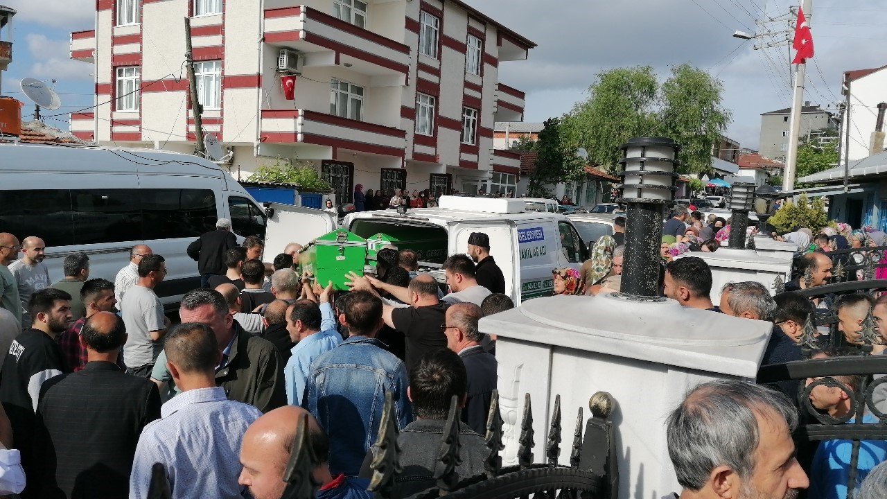 Evlatların en acı günü: Öldürülen annelerine son görev