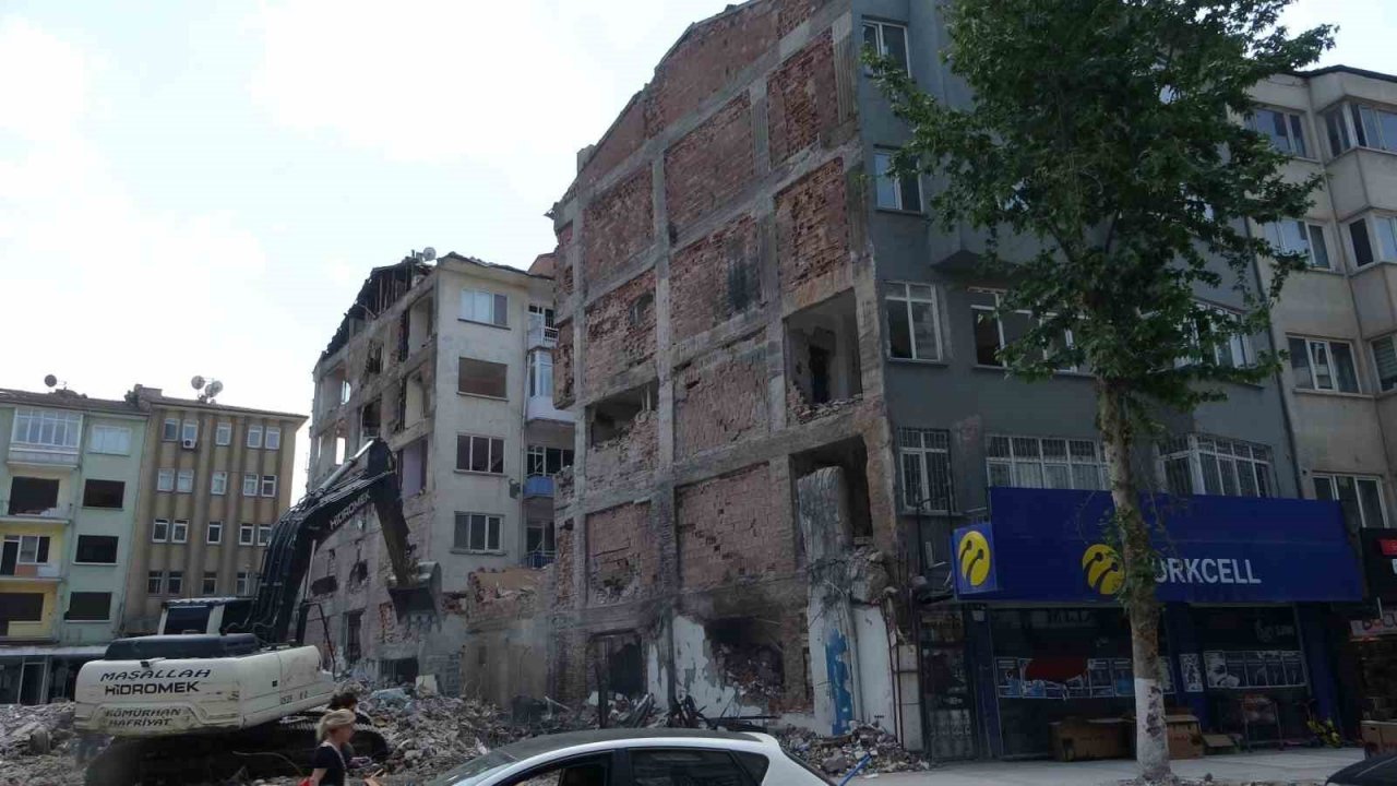 Malatya’da ağır hasarlı binaların yıkımı sürüyor