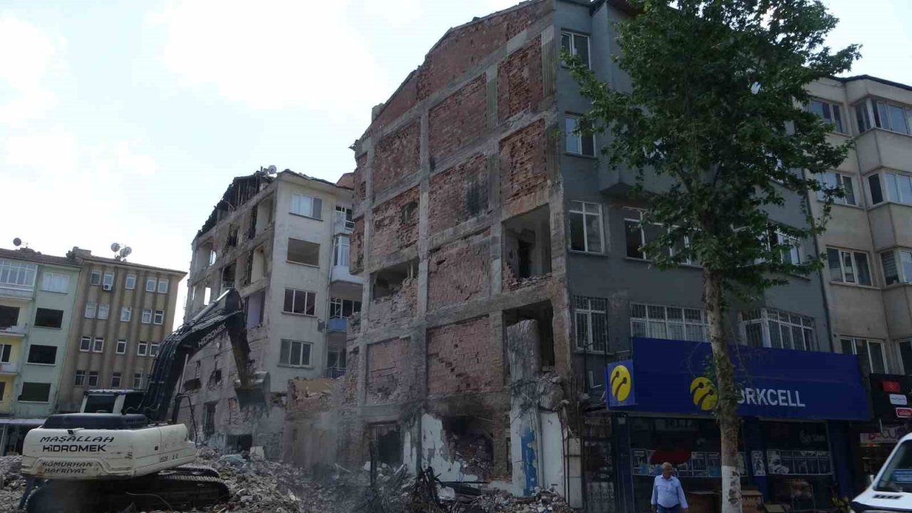 Malatya’da ağır hasarlı binaların yıkımı sürüyor