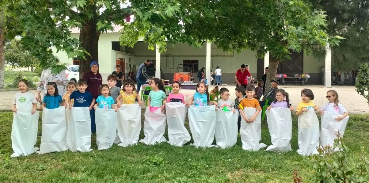 Alaşehirli minikler hem doğayı tanıyor hem de yaşayarak öğreniyor