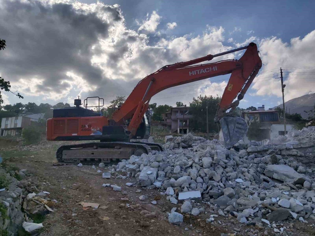 Nurhak’ta ağır hasarlı binaların yıkımı devam ediyor