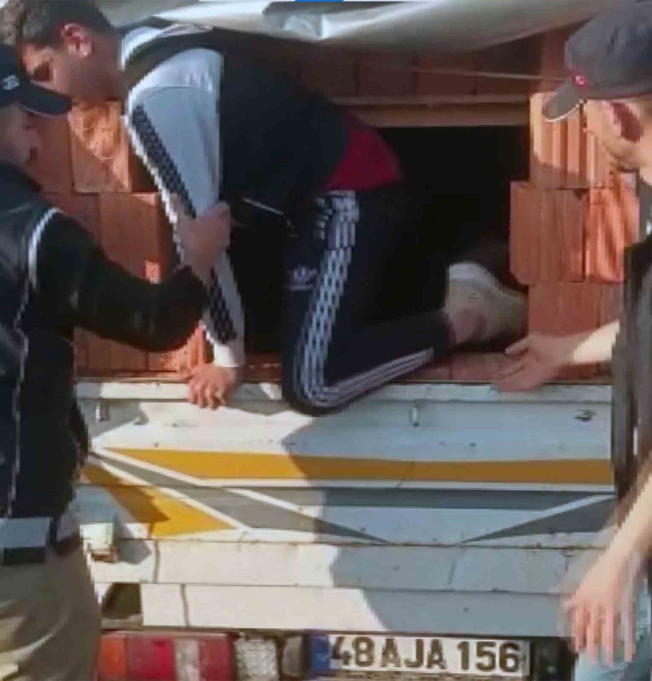 Kamyon kasasında tuğla kamuflajlı göçmen kaçakçılığı