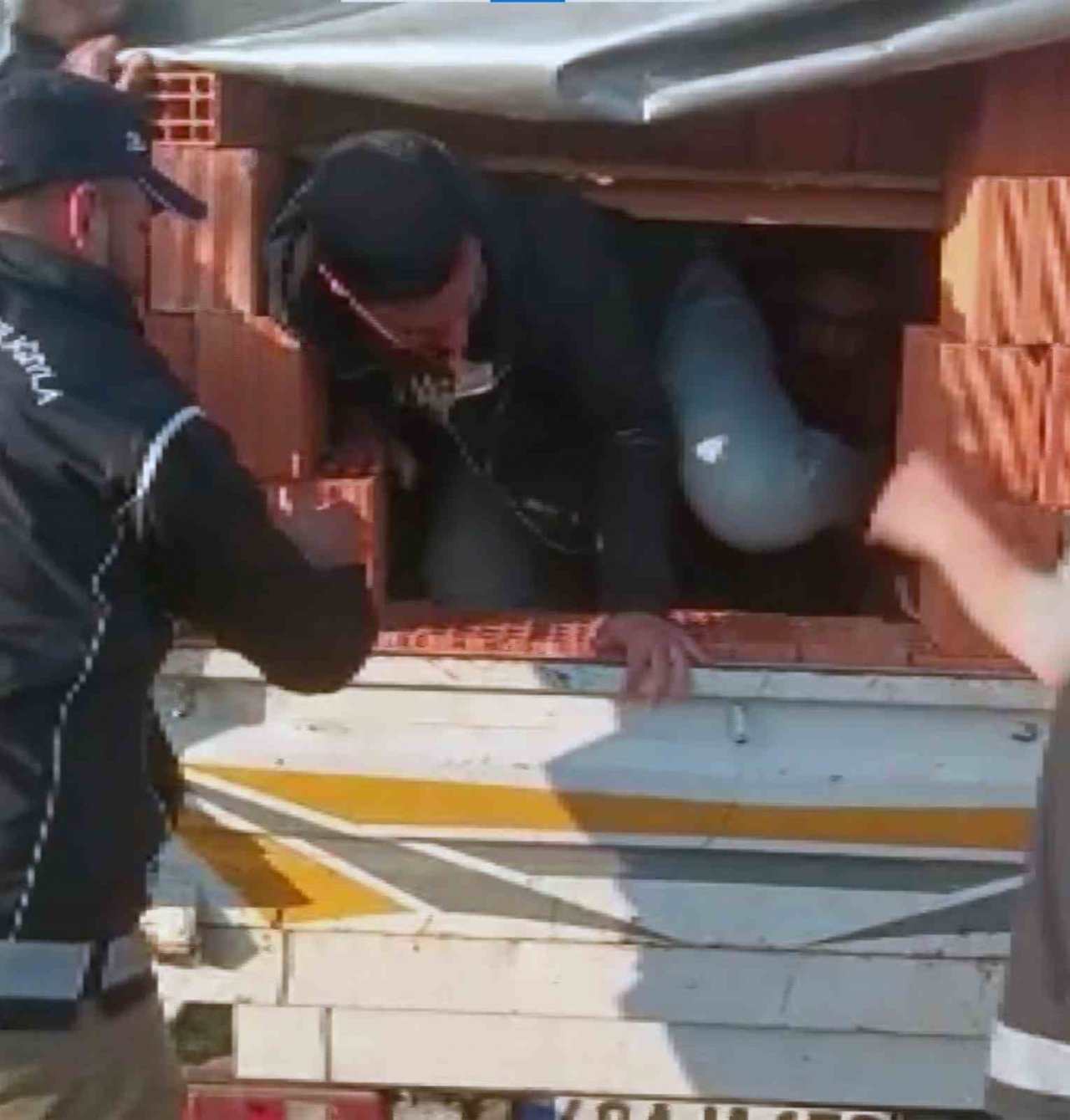 Kamyon kasasında tuğla kamuflajlı göçmen kaçakçılığı