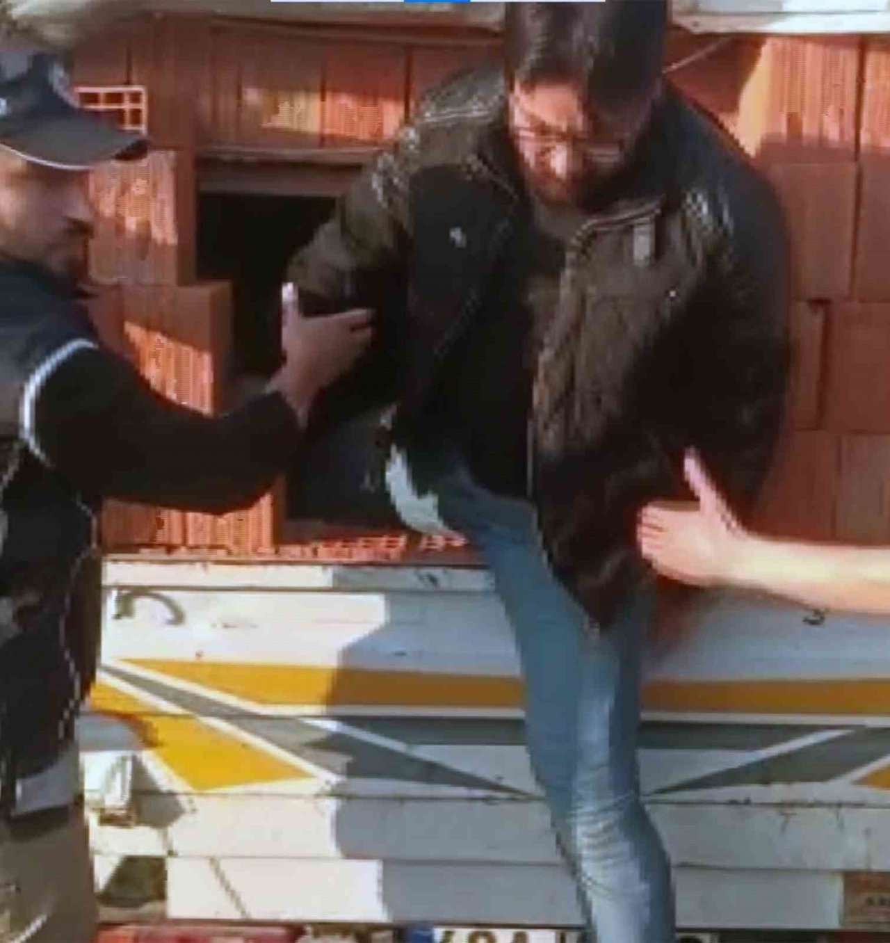 Kamyon kasasında tuğla kamuflajlı göçmen kaçakçılığı