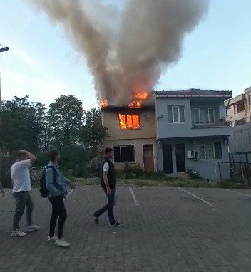 Şehir merkezinde metruk bina alev alev yandı