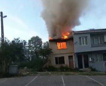 Şehir merkezinde metruk bina alev alev yandı