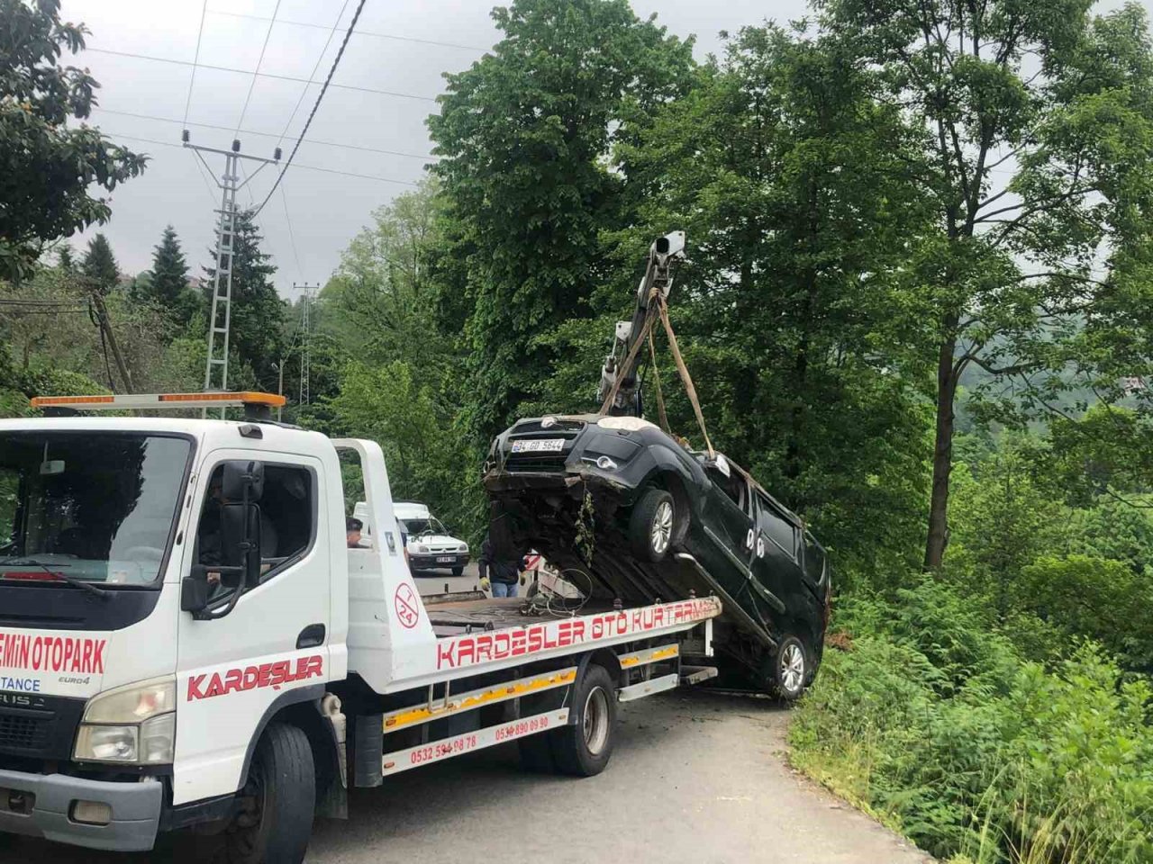 Şarampole yuvarlanan aracın sürücüsü yaralandı