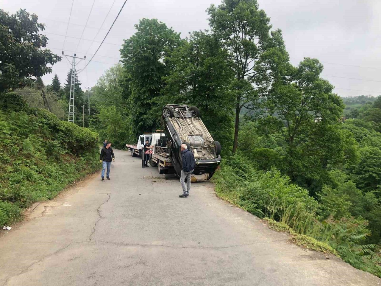 Şarampole yuvarlanan aracın sürücüsü yaralandı