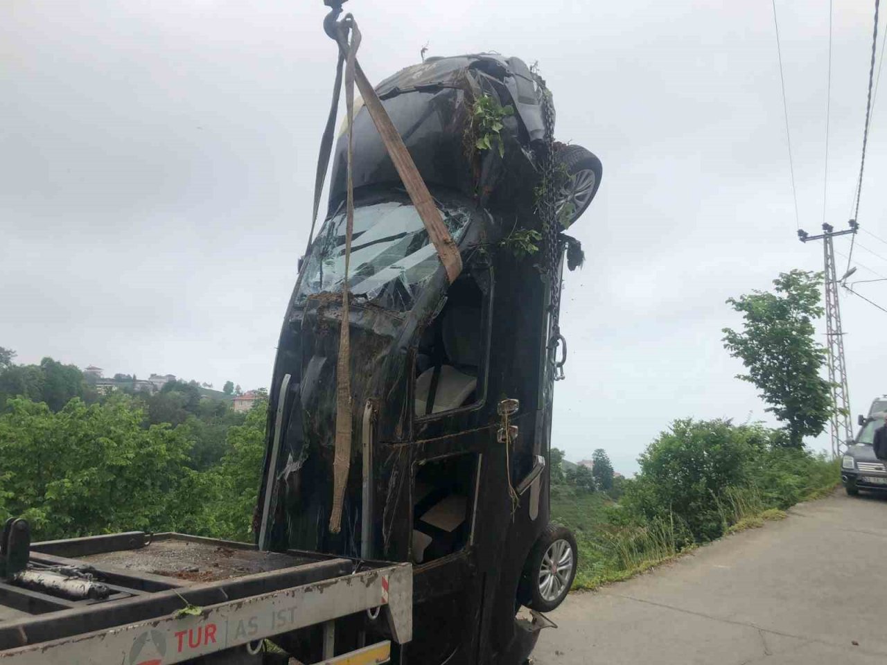 Şarampole yuvarlanan aracın sürücüsü yaralandı