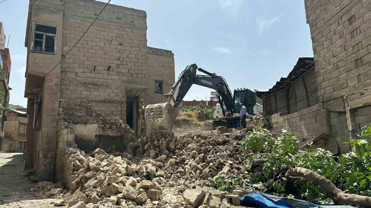 Siirt’te metruk binaların yıkımı sürüyor