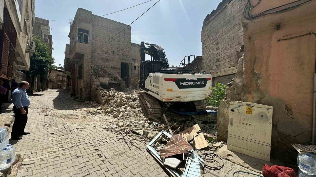 Siirt’te metruk binaların yıkımı sürüyor