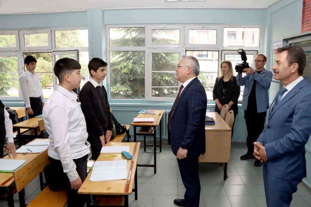 Şimşek çikolata üreten öğrencileri tebrik etti