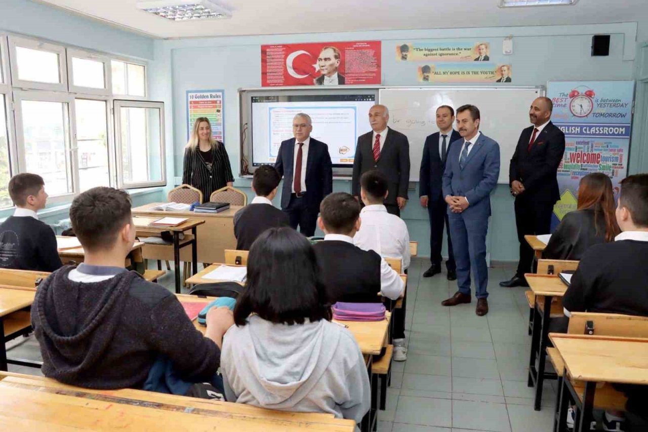 Şimşek çikolata üreten öğrencileri tebrik etti