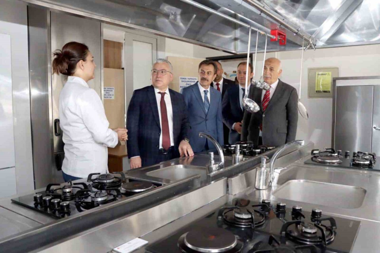 Şimşek çikolata üreten öğrencileri tebrik etti