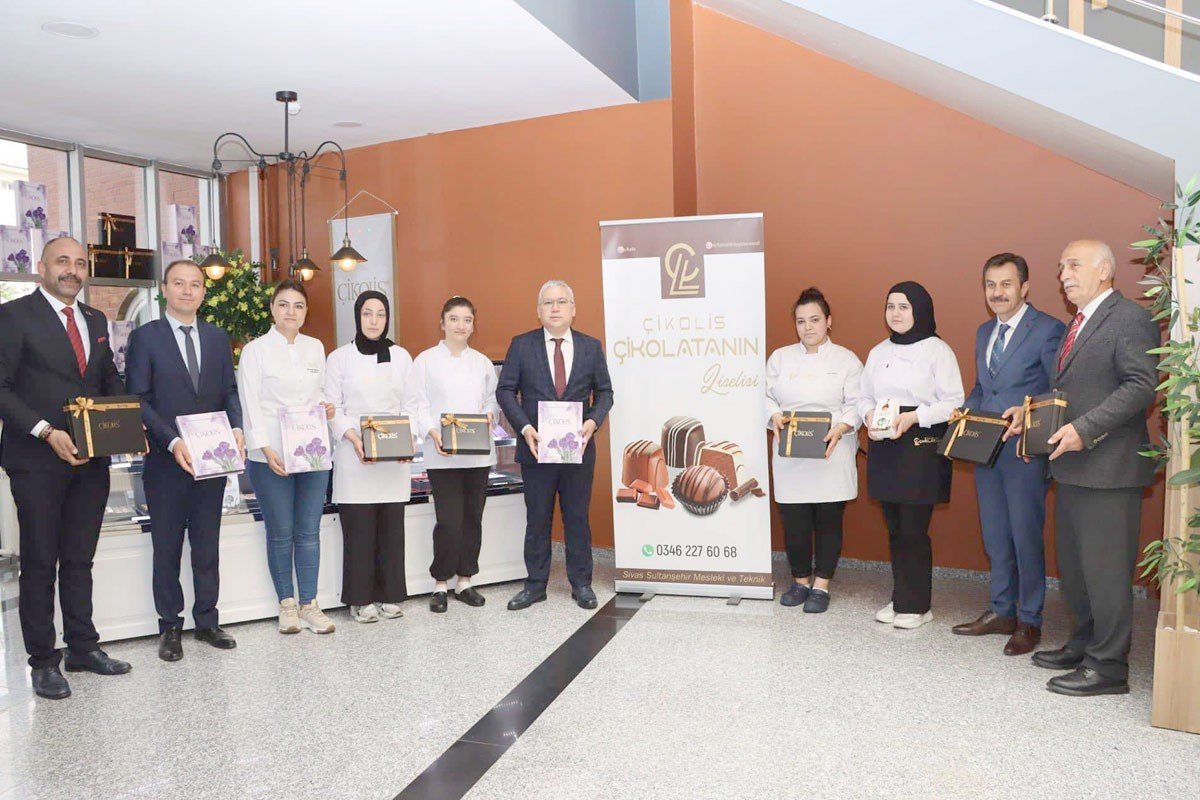 Şimşek çikolata üreten öğrencileri tebrik etti