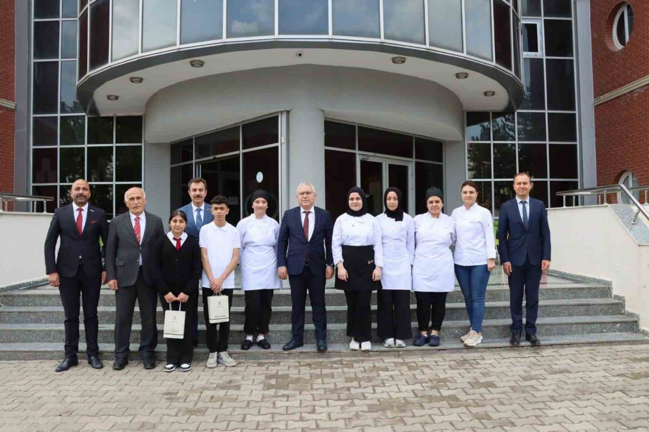 Şimşek çikolata üreten öğrencileri tebrik etti