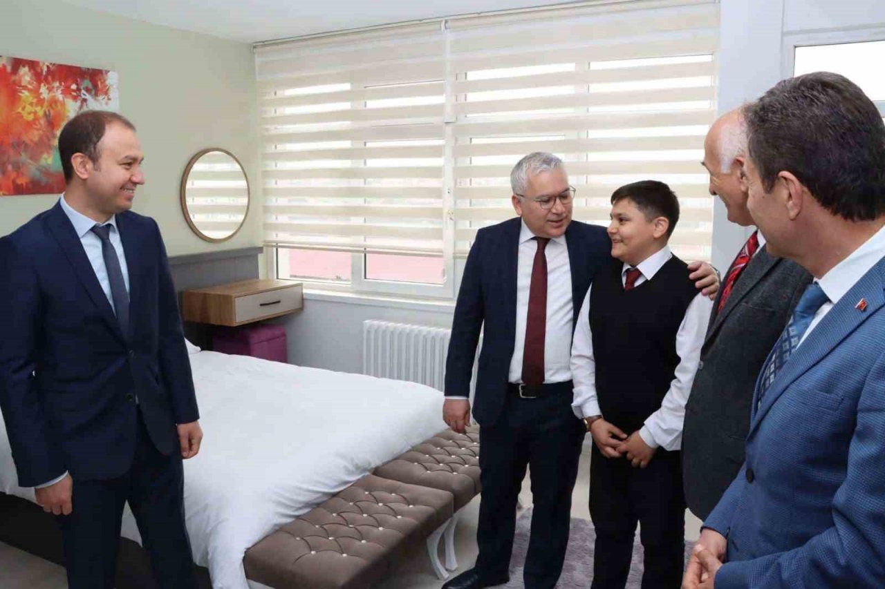 Şimşek çikolata üreten öğrencileri tebrik etti