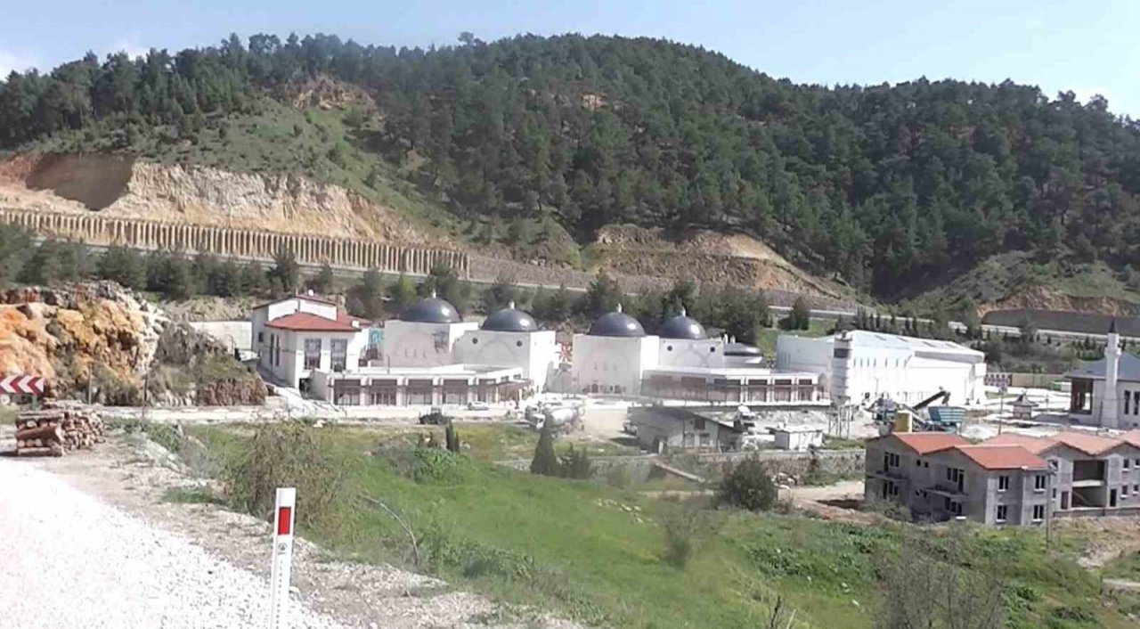 Gediz Belediyesi Termal Tatil Köyü, bozulmayan doğallığı ile kendisine hayran bırakıyor