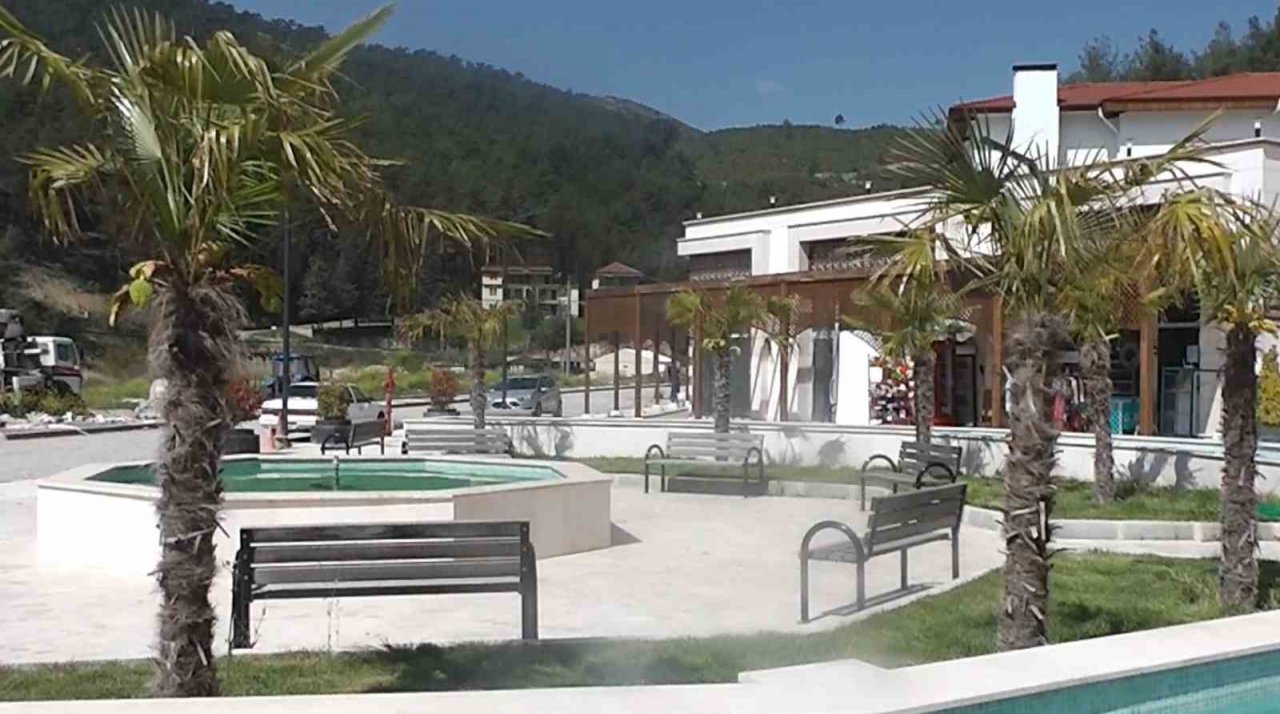 Gediz Belediyesi Termal Tatil Köyü, bozulmayan doğallığı ile kendisine hayran bırakıyor