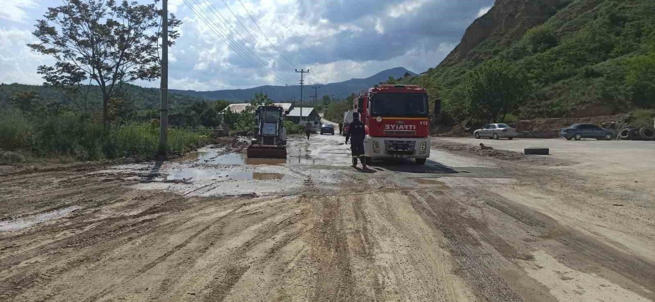 Tosya Belediyesi selin vurduğu cadde ve sokakları tazyikli suyla yıkıyor