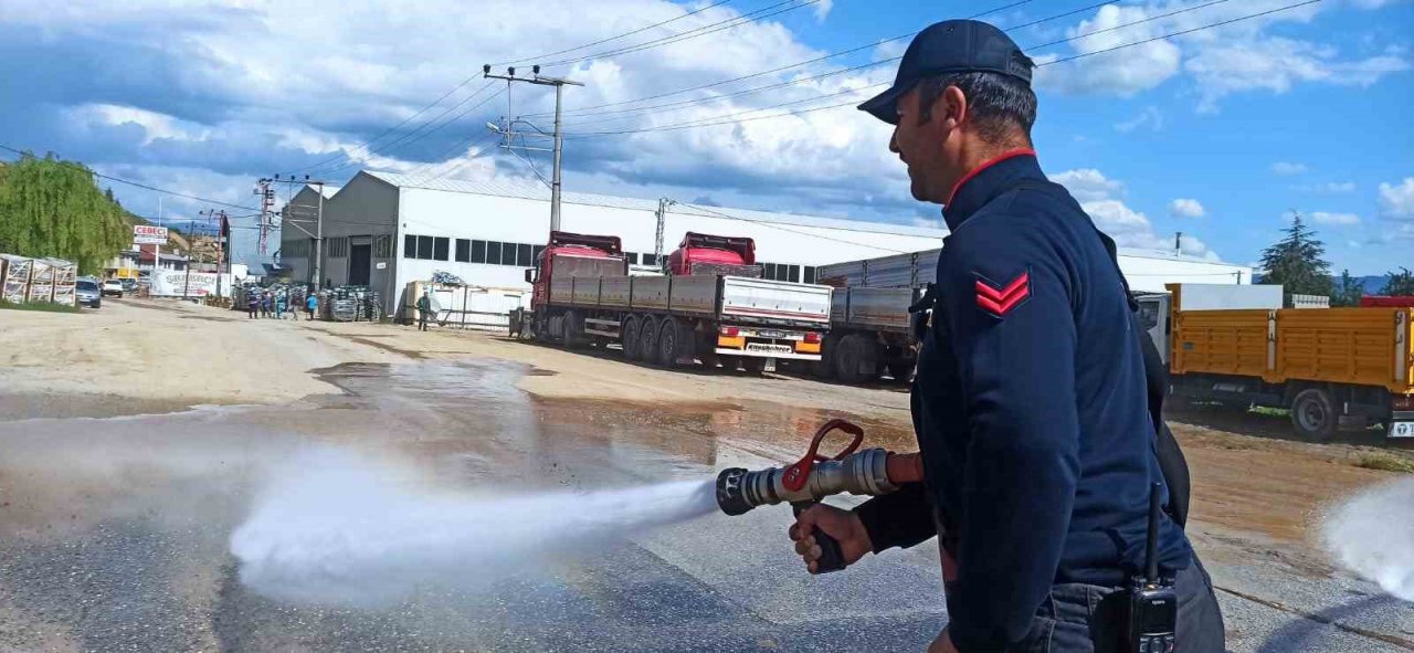 Tosya Belediyesi selin vurduğu cadde ve sokakları tazyikli suyla yıkıyor