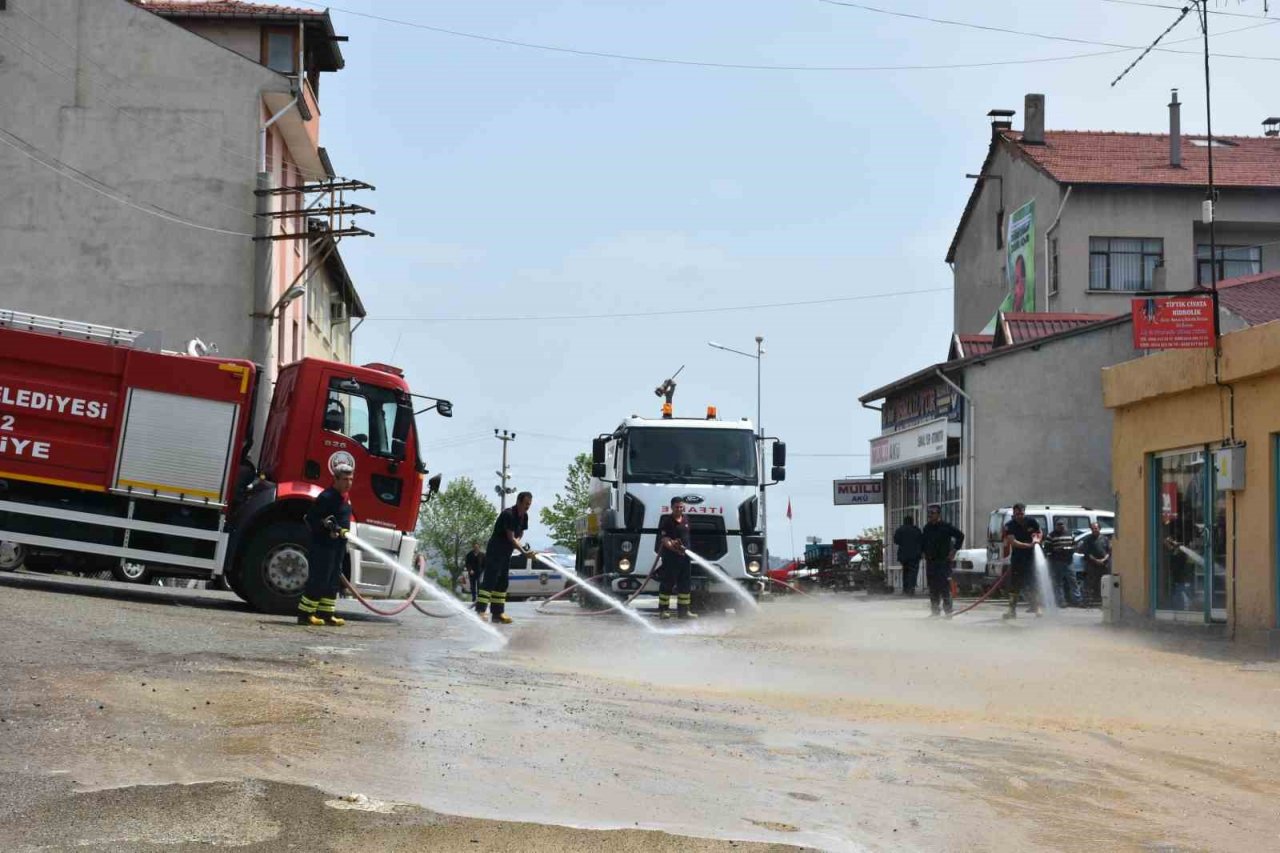 Tosya Belediyesi selin vurduğu cadde ve sokakları tazyikli suyla yıkıyor