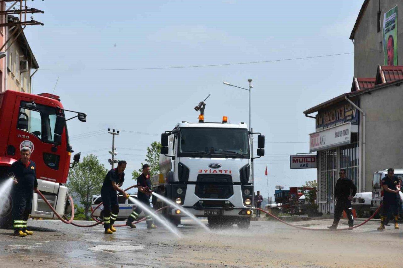 Tosya Belediyesi selin vurduğu cadde ve sokakları tazyikli suyla yıkıyor