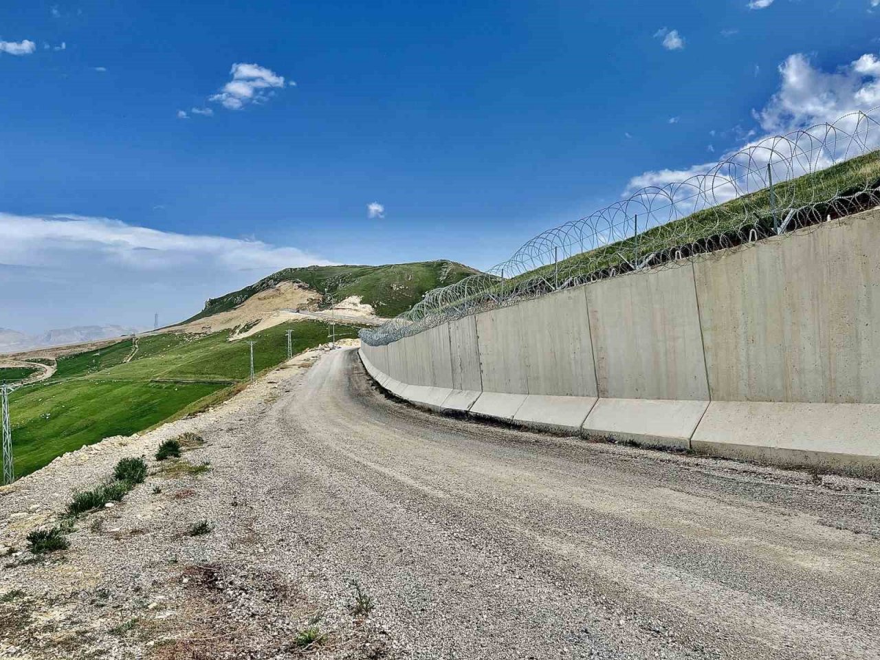 Kamera ve sismik sensörlerle denetlenen İran sınırında kuş uçurtulmuyor