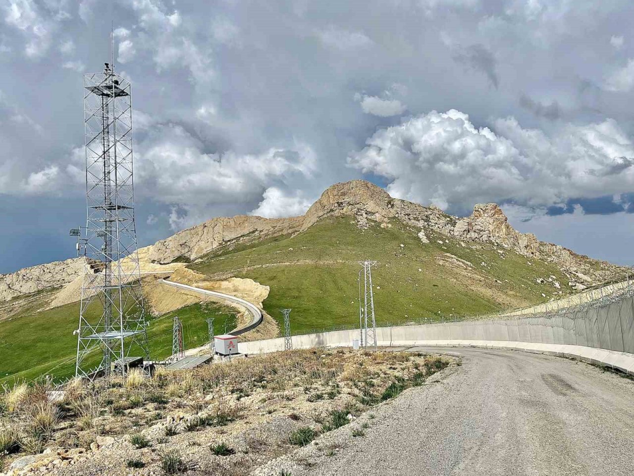 Kamera ve sismik sensörlerle denetlenen İran sınırında kuş uçurtulmuyor